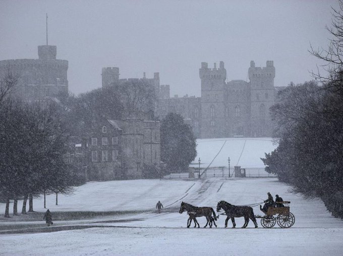 ZĂPADĂ peste Castelul Windsor, unde regina se află în doliu după decesul prinţului Philip – VIDEO