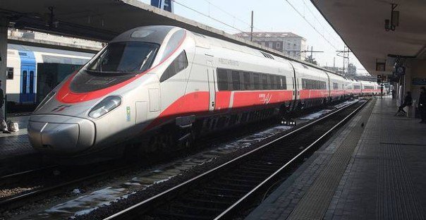 Accident feroviar în Italia. Un tren cu 200 de pasageri la bord a sărit de pe şine