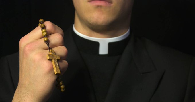 Un preot italian renunţă la sutană pentru că… s-a îndrăgostit