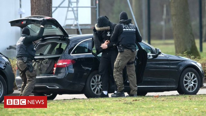 Opt presupuşi extremişti de dreapta, învinuiţi în Germania după descoperirea a numeroase arme aduse din străinătate