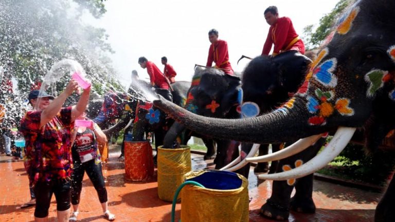 Pandemia îi obligă pe thailandezi să sărbătorească Anul Nou fără tradiţionalele festivităţi