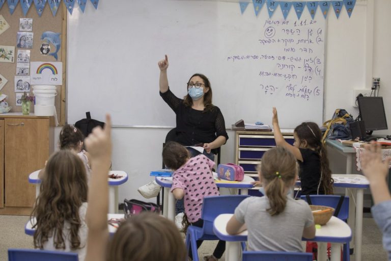 Profesorii fără ‘certificat verde’ din Israel nu vor mai putea preda începând cu 3 octombrie
