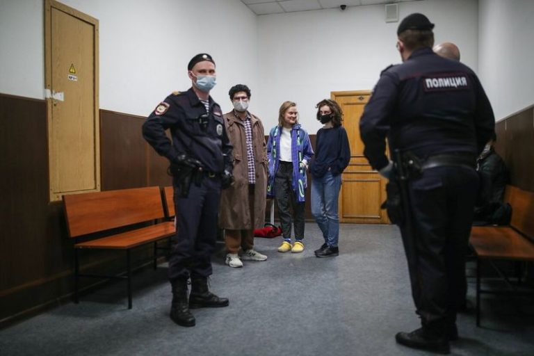 Percheziții de amploare în redacția unui ziar studențesc din Rusia și dosare penale pentru jurnaliști