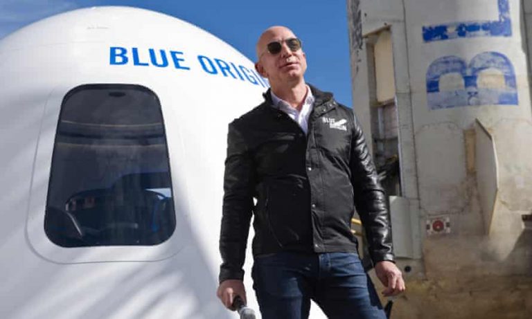 Jeff Bezos şi ceilalţi trei membri ai echipajului au aterizat cu bine după o aventură spaţială
