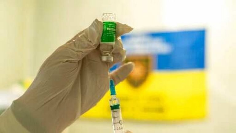 Ucraina impune vaccinarea obligatorie pentru funcţionari şi cadrele didactice