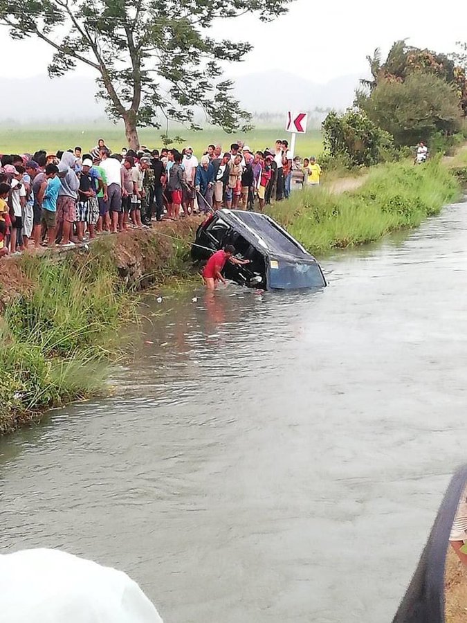 O maşină plină cu oameni a căzut într-un canal de irigaţii! 13 persoane au murit înecate