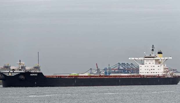 O navă cargo a fost pusă în carantină într-un port din Creta! Autorităţile au găsit la bord un marinar mort