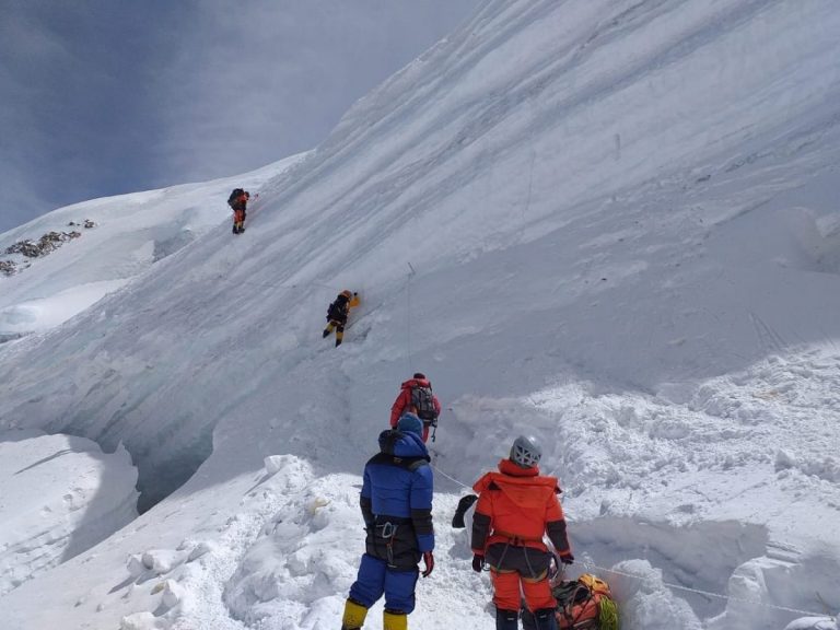 Salvamontiştii ruşi au încercat să ajungă la supravieţuitorii unui grup de 12 alpinişti dintre care 9 au murit pe un vulcan îngheţat