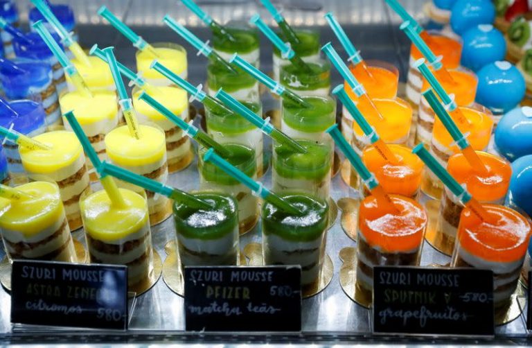 O cofetărie din Ungaria vinde deserturi în formă de vaccin: Galben pentru AstraZeneca, verde pentru Pfizer