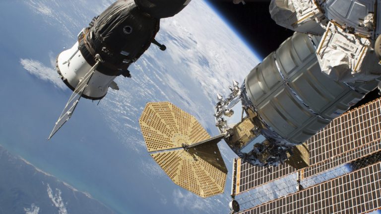 Fum şi miros de plastic ars în segmentul rusesc al ISS; echipajul, în siguranţă