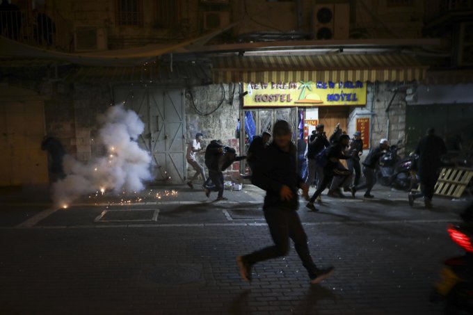 Palestinenii s-au luat la bătaie cu polițiștii din Ierusalim! 100 de manifestanți au fost răniți