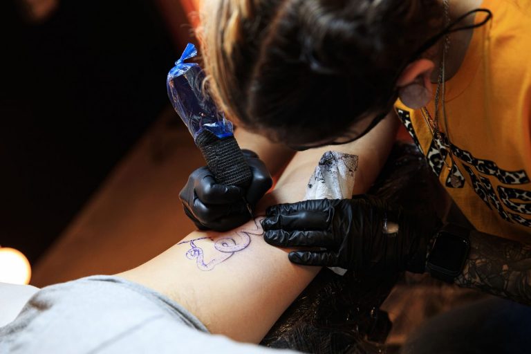 O mamă, condamnată după și-a tatuat în mod repetat cei trei copii minori