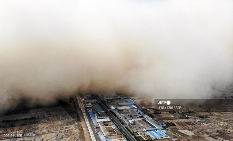 O nouă furtună de nisip paralizează aeroporturile şi administraţiile publice din Irak