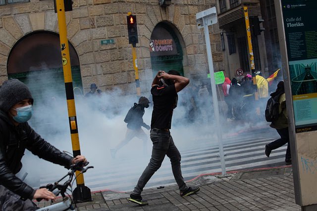 Columbienii s-au luat la bătaie cu poliţiştii la un protest împotriva reformelor fiscale. Zeci de oameni au fost răniţi în Bogota şi Cali