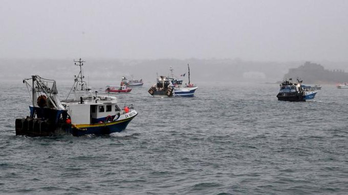 Pescarii francezi s-au strâns cu bărcile lor în faţa insulei Jersey – VIDEO