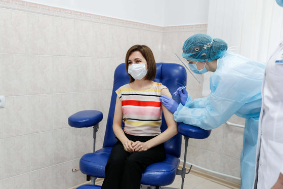 Maia Sandu, exemplu pentru moldoveni: S-a vaccinat public cu AstraZeneca!