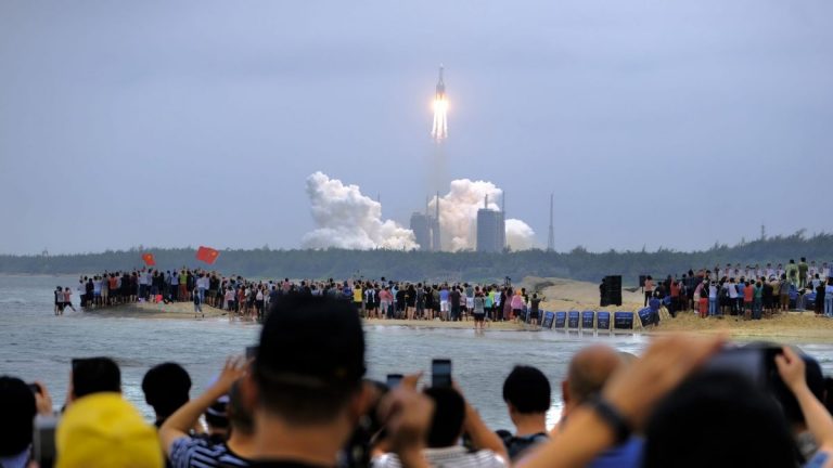 O rachetă purtătoare chineză a efectuat a 400-a misiune prin lansarea unui grup de sateliţi