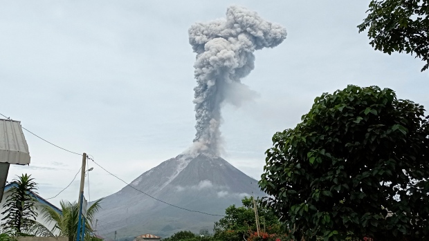 Vulcanul Sinabung erupe cu putere, aruncând un nor de cenuşă şi fum la 2.800 de metri în atmosferă – VIDEO
