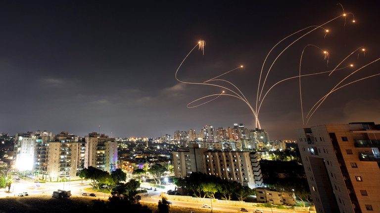 Grupuri islamiste din Fâşia Gaza au lansat zeci de rachete spre Israel, ca ripostă la operaţiunea militară