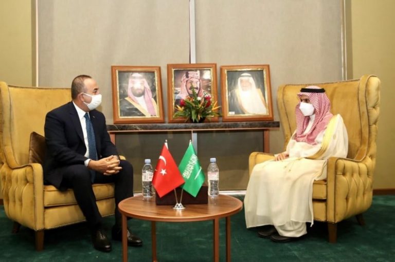 Cavusoglu a discutat cu omologul saudit despre îmbunătăţirea relaţiilor bilaterale