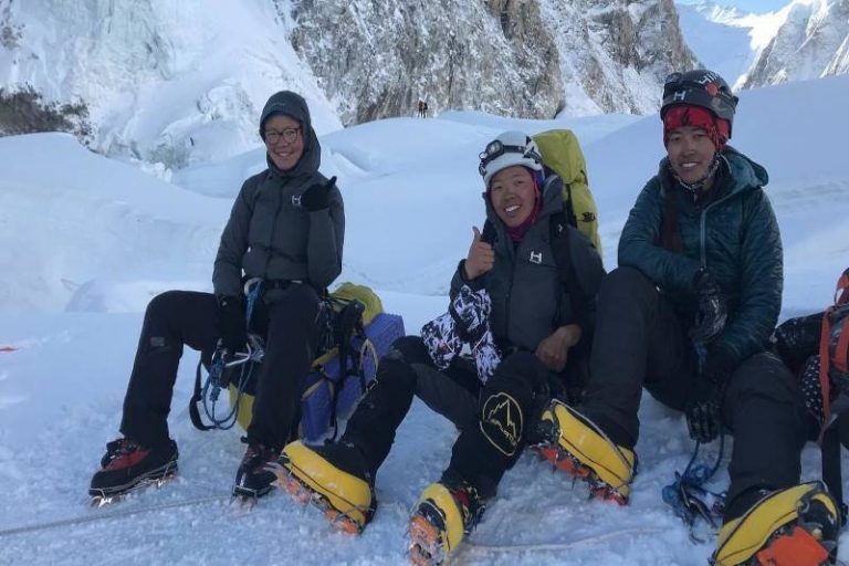 Trei surori nepaleze intră în istorie după ce au cucerit Everestul
