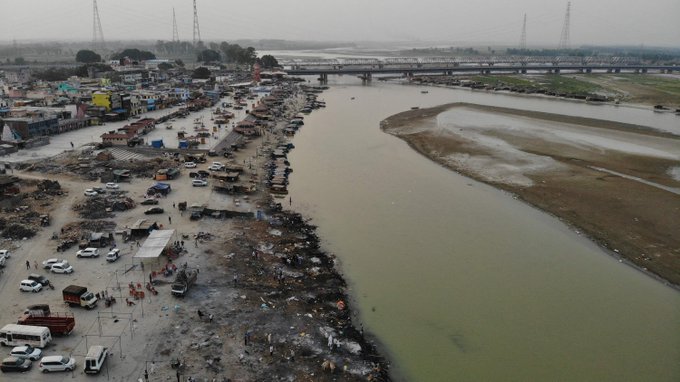 Imagini de GROAZĂ în India! Autorităţile ‘pescuiesc’ cadavrele din Gange cu o plasă montată de-a latul fluviului
