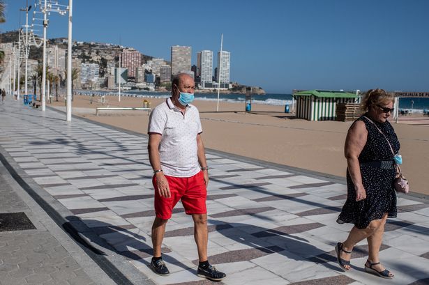 Portugalia îi amendează pe turiștii care NU poartă masca pe plajă