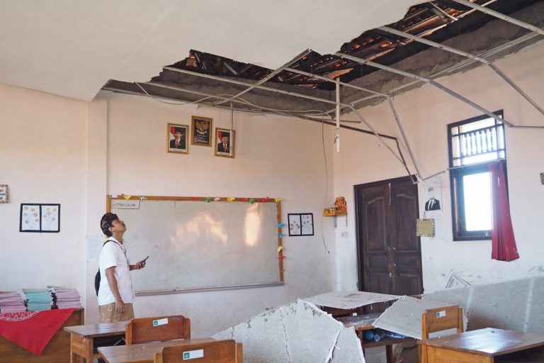 Cutremurul din Indonezia s-a soldat cu şapte răniţi şi 350 de case avariate