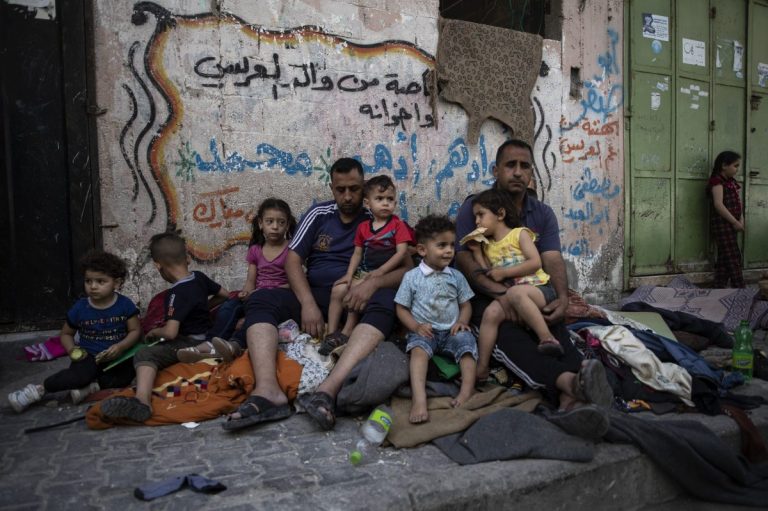 Peste 52.000 de palestinieni şi-au părăsit locuinţele din Gaza