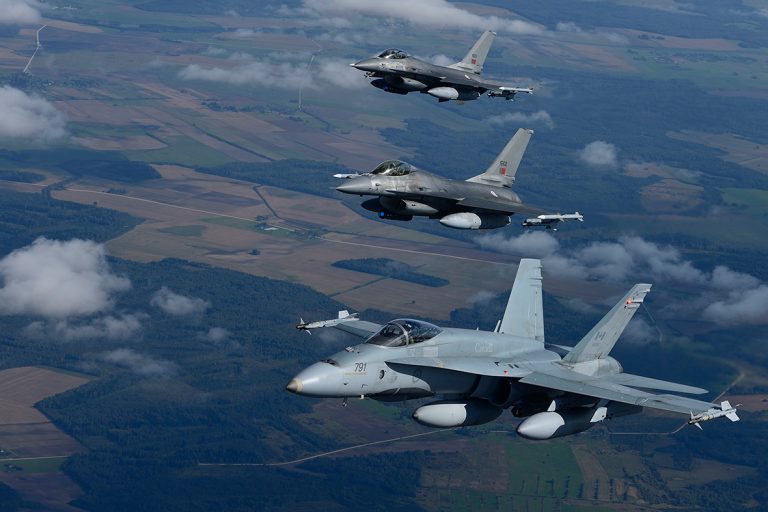NATO îşi consolidează prezenţa în România. 135 de militari şi patru avioane CF-18 Hornet sosesc la Constanţa