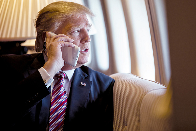 Chiar dacă ştie că este ascultat de ruşi şi chinezi, Trump nu renunţă la telefonul mobil. ‘Să sperăm că nu discută informaţii clasificate!’