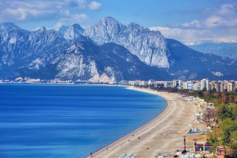 Turiştii români, aşteptaţi ca ‘pâinea caldă’ în resorturile de cinci stele din Antalya