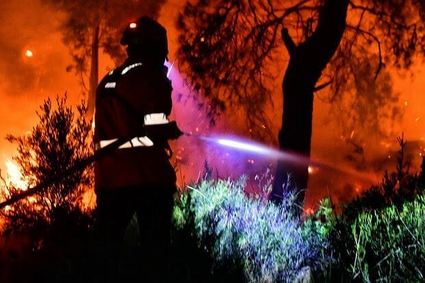 Pompierii greci se chinuie să lichideze un incendiu care bate la porţile Atenei