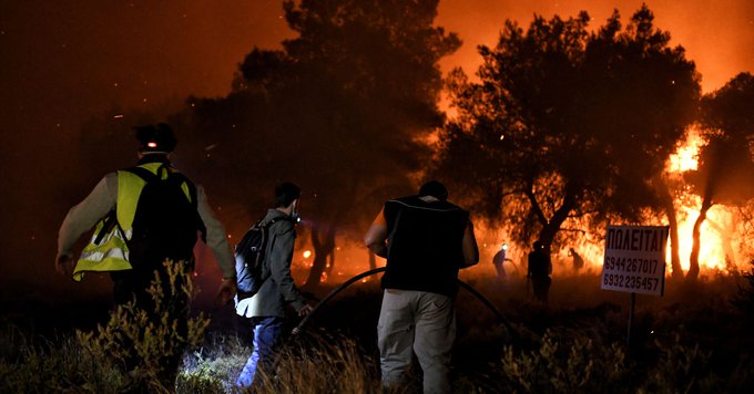Incendiu puternic de vegetaţie la periferia Atenei. Autorităţile au început evacuările în unele zone