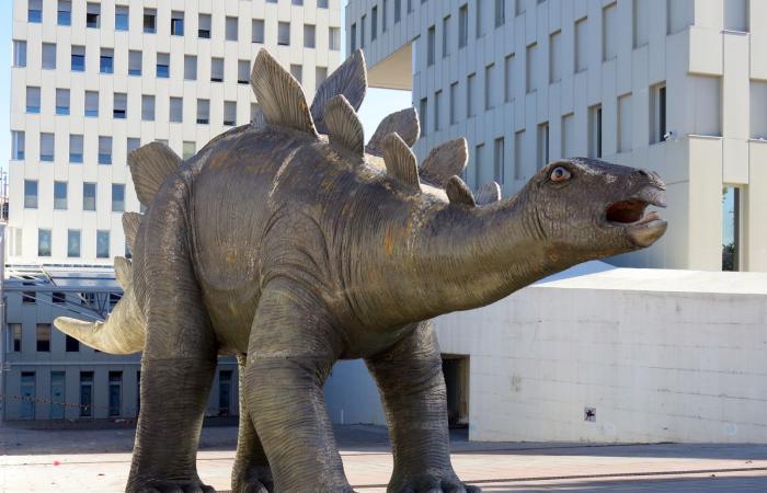 Un spaniol a fost găsit mort într-o statuie de dinozaur