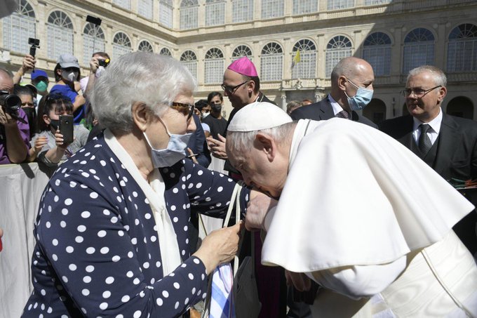 Papa Francisc a sărutat numărul de lagăr tatuat pe braţul unei supravieţuitoare a Holocaustului