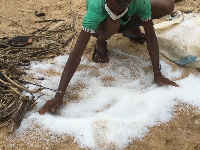 O plajă din Sri Lanka a fost poluată cu tone de plastic