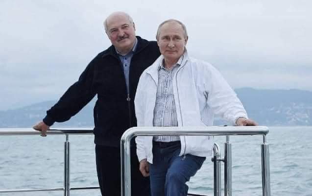 Lukaşenko îi oferă lui Putin un tractor drept cadou cu ocazia împlinirii vârstei de 70 de ani