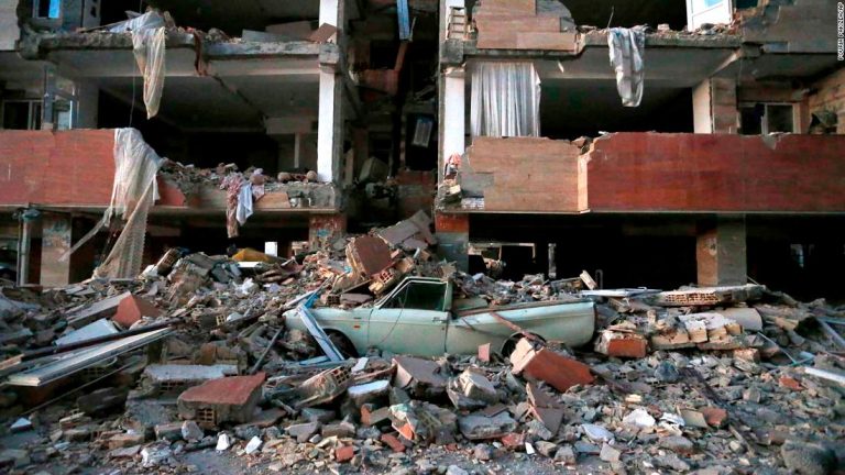 Bilanţul seismului din vestul Iranului a fost revizuit oficial la 433 de morți