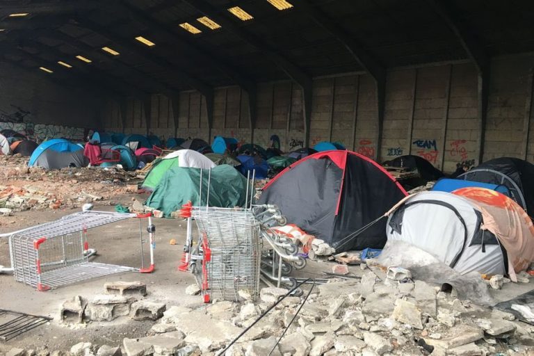 Poliţia franceză evacuează o tabără de migranţi instalată ilegal la Calais