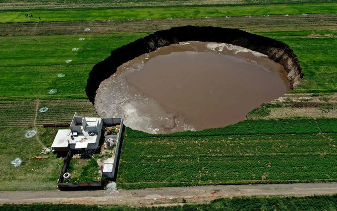 O groapă uriaşă, plină cu apă, a apărut pe un câmp din Mexic – VIDEO