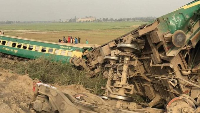 Grav accident feroviar în Pakistan (VIDEO)! Cel puţin 30 de persoane au murit!