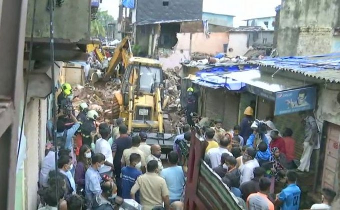 Un bloc de locuinţe S-A PRĂBUŞIT în India (VIDEO)! Cel puţin 11 oameni au murit