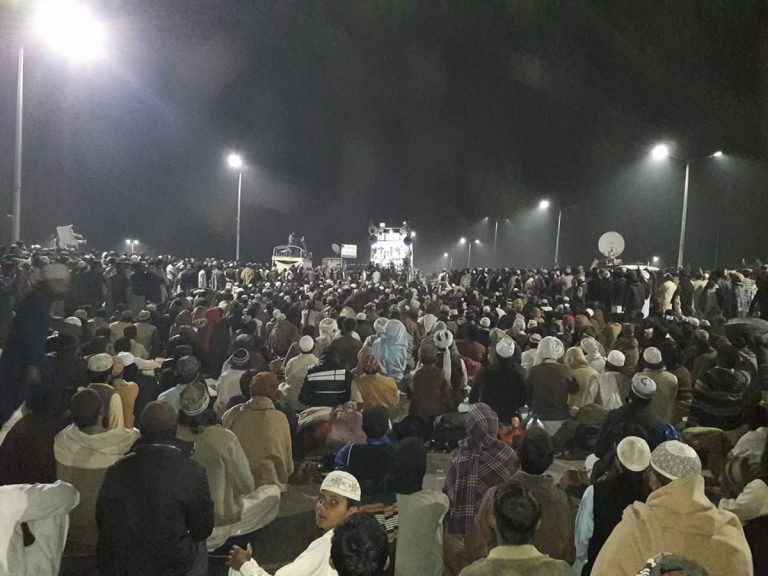 Sute de pakistanezi au blocat intrarea în Islamabad şi cer demisia ministrului justiţiei
