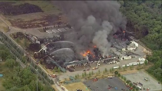 Incendiu puternic la o uzină chimică din SUA (FOTO)! Mii de oameni au fost evacuați în grabă