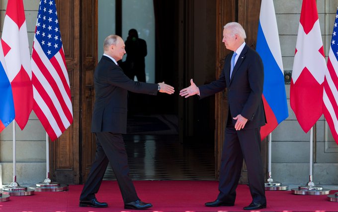 Putin şi Biden şi-au dat mâna înainte de a intra la discuţii – VIDEO