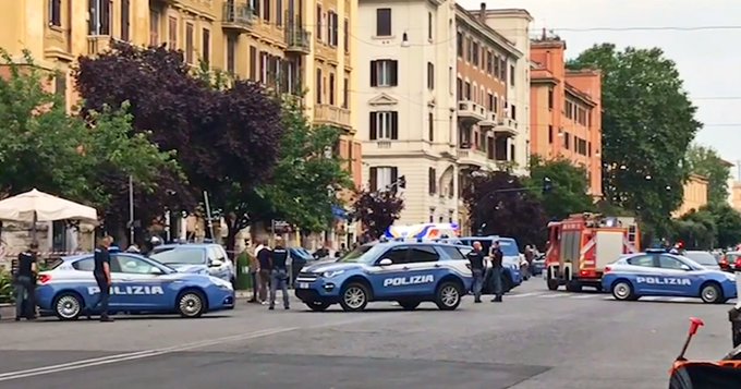 PANICĂ pe străzile din Roma! O BOMBĂ a fost găsită în maşina unui politician local