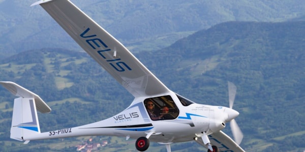 Avionul electric uşor decolează pentru un cer mai ‘verde’
