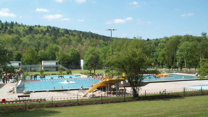 Nemţii s-au luat la bătaie pentru o bălăceală la piscină. Poliţia a intervenit rapid