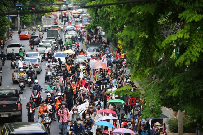 Thailandezii ignoră restricţiile pandemice şi ies cu sutele să protesteze împotriva monarhiei